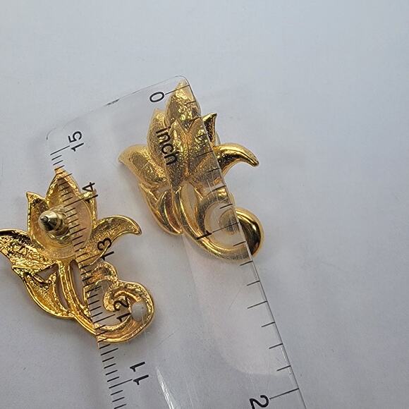 Vintage Gold-Tone Floral Earrings – Elegant Lotus Design, Classic Studs - Picture 10 of 10